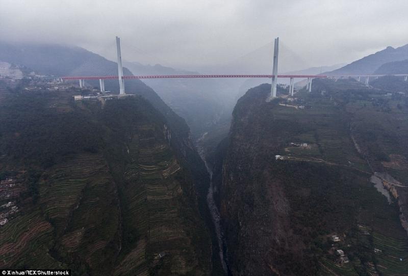 Cây cầu có tên Bắc Bàn Giang, cao 565 m, dài 1.340 m bắc qua một khe núi nối hai tỉnh Vân Nam và Quý Châu, Trung Quốc. Ảnh: Xinhua/Rex/Shutterstock.