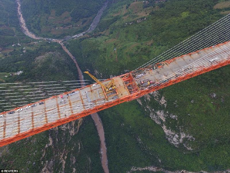 Các công nhân đã mất 3 năm xây dựng và hoàn thành cây cầu với chi phí lên tới hơn 140 triệu USD. Ảnh: