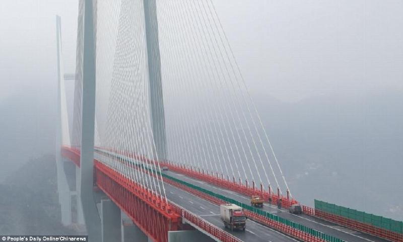 Với 4 làn xe, cây cầu giúp các phương tiện giao thông ở các tỉnh phía tây nam Trung Quốc đi lại dễ dàng hơn. Ảnh: 