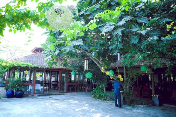 Nhà hai cụ thân sinh của Á hậu Hoàn vũ Việt Nam 2008 nằm bên bờ sông, khu Thanh Đa, thuộc quận Bình Thạnh, TP HCM. Vườn nhà gây ấn tượng với khách ngay từ lần đầu tiên bởi diện tích rộng lớn và không gian gần gũi với thiên nhiên.