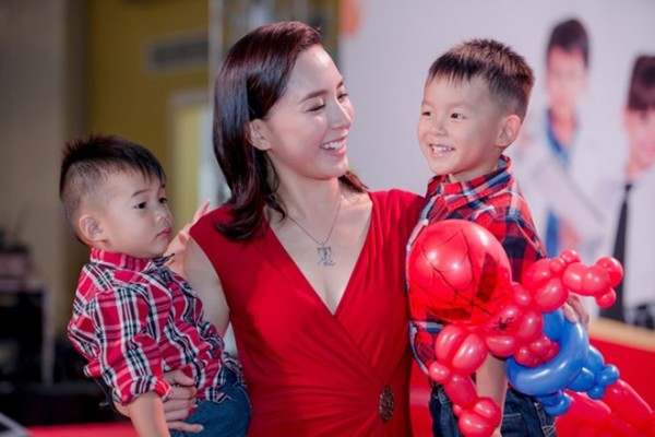 Năm 2015, người đẹp lại gây bất ngờ khi khoe thêm con trai thứ hai trong một sự kiện cô làm đại sứ. Thiên Lý từng chia sẻ cô muốn có 4 đứa con.