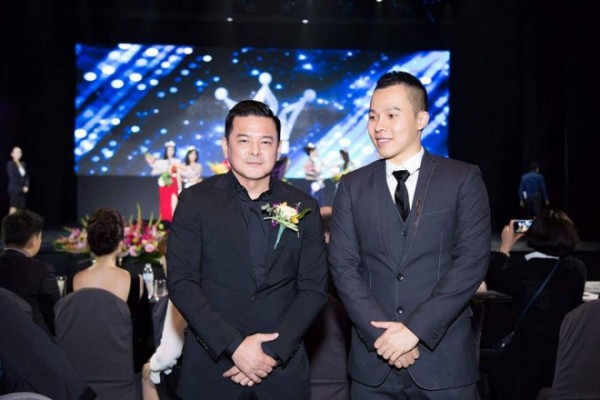 Sammy Hoàng cũng từng tham gia một sự kiện được tổ chức tại Hàn Quốc, trong ảnh anh chụp cùng với “ông trùm chân dài” Khắc Tiệp.