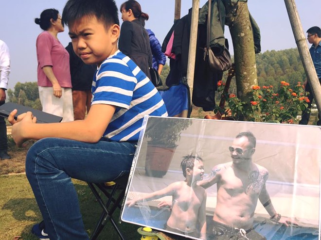 Con trai Trần Lập bên tấm ảnh kỷ niệm cùng bố. Ảnh: FB.