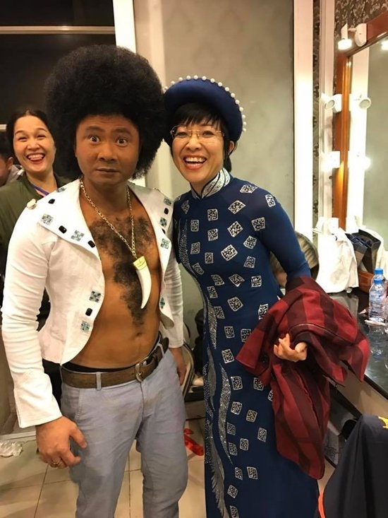 MC Thảo Vân đăng tải ảnh chụp cùng thành thành viên nhóm nhạc Boney M do NSND Tự Long đóng trong hậu trường của chương trình Gala cười 2017.