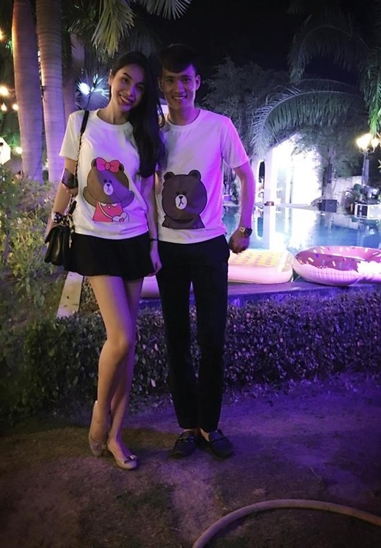 Hai vợ chồng ca sĩ Thuỷ Tiên – Lê Công Vinh mặc áo đôi hình chú gấu dễ thương, trẻ trung trong một buổi đi chơi khiến các fan ngưỡng mộ và ghen tỵ với gia đình hạnh phúc của cả hai.