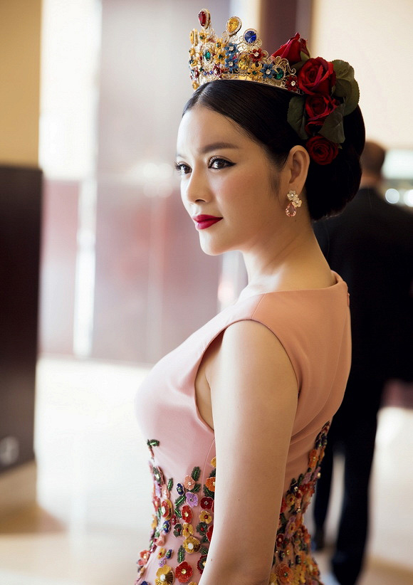 Trong ngày thứ 7 tham dự LHP Cannes, Lý Nhã Kỳ xuất hiện như nữ hoàng với vương miện rực rỡ phù hợp với váy áo họa tiết hoa sắc xuân.