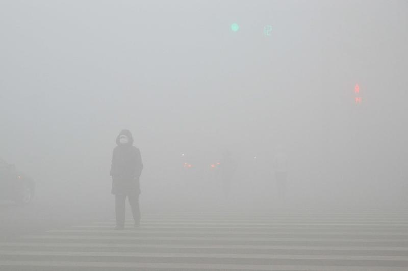 Sương mù dày đặc ngày 3/1 đã khiến hàng loạt chuyến bay tại Trung Quốc bị hủy, đường cao tốc ngừng hoạt động... Ảnh: Reuters.