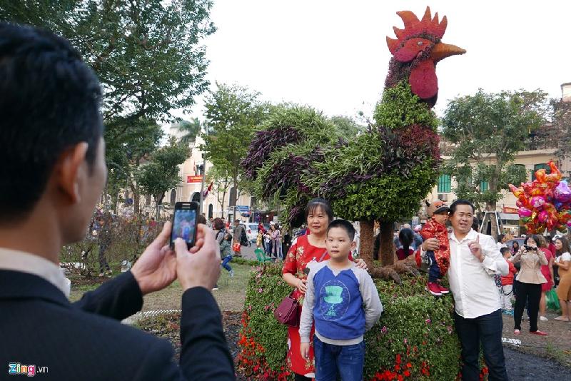 Linh vật gà trống, biểu tượng của năm Đinh Dậu 2017 tại vườn hoa Đinh Tiên Hoàng được đông đảo người dân thích thú.