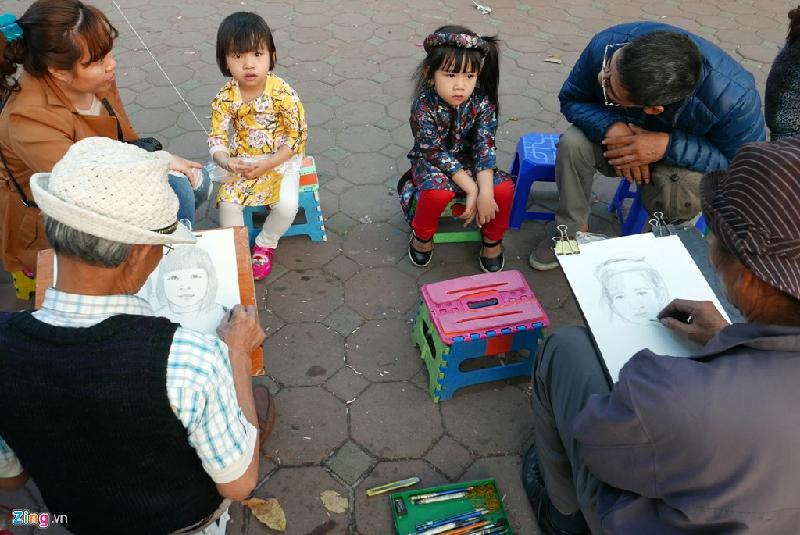 Một số trẻ nhỏ được cha mẹ cho ký họa chân dung để lưu lại chút hoài niệm tuổi thơ trong ngày Tết.