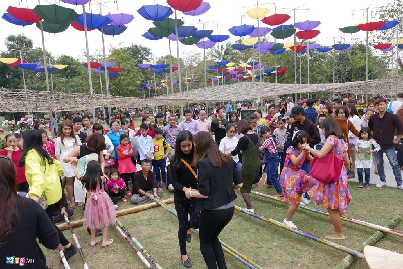 Các khu đô thị cũng tổ chức lễ hội đón xuân thu hút hàng nghìn người tham dự. Trong đó tại Ecopark, có nhiều trò chơi dân gian như nhảy sạp, ném còn, kéo co...
