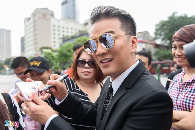 Phân đoạn quay MV tại phố đi bộ kéo dài từ 14h đến 19h nên thu hút rất nhiều fan tham gia. Trong khi chờ máy, set đèn, ông hoàng nhạc Việt giao lưu, ký tặng fan.