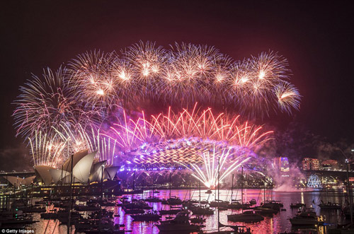 Australia là một trong những nước đón năm mới 2017 sớm nhất thế giới với màn bắn pháo hoa hoành tráng ở Cầu cảng và Nhà hát Sydney.