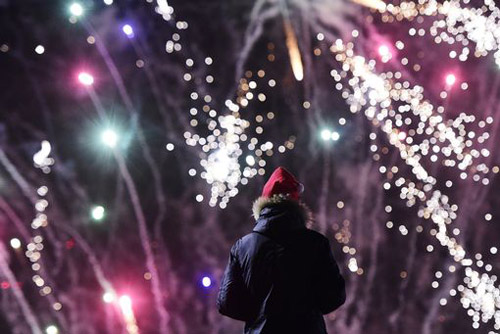 Người dân thành phố Vladivostok, Nga xem pháo hoa năm mới