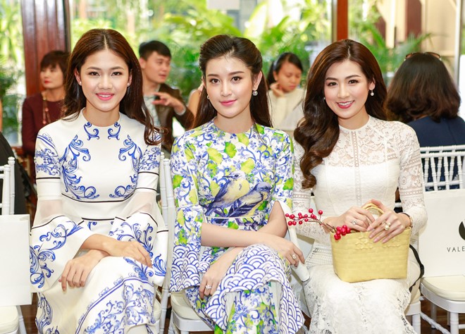 Show thời trang của nhà thiết kế Adrian Anh Tuấn được tổ chức tại Đại sứ quán Pháp, Hà Nội. Đây là một trong những dịp hiếm hoi ba á hậu 1 của Hoa hậu Việt Nam hội ngộ - Tú Anh (á hậu năm 2012), Huyền My (á hậu năm 2014) và Thanh Tú (á hậu năm 2016). 