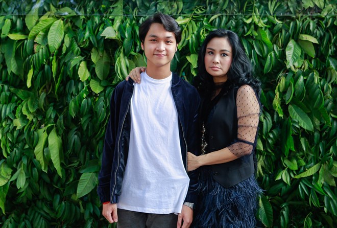 Nữ ca sĩ Thanh Lam đi xem thời trang cùng con trai Đăng Quang. Đây cũng là lần hiếm hoi diva nhạc Việt tham dự một fashion show. 