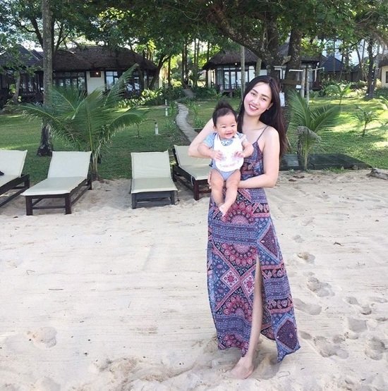 Á hậu Ngô Trà My vui vẻ cùng con trai trên bãi biển ở Phú Quốc.