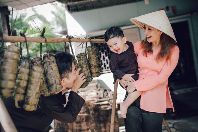 Nói về kế hoạch kết hôn trong bài phỏng vấn cùng Zing.vn dịp cuối năm, Phan Hiển hé lộ anh và Khánh Thi sẽ tổ chức đám cưới vào cuối năm 2017, sau khi bé thứ hai chào đời.