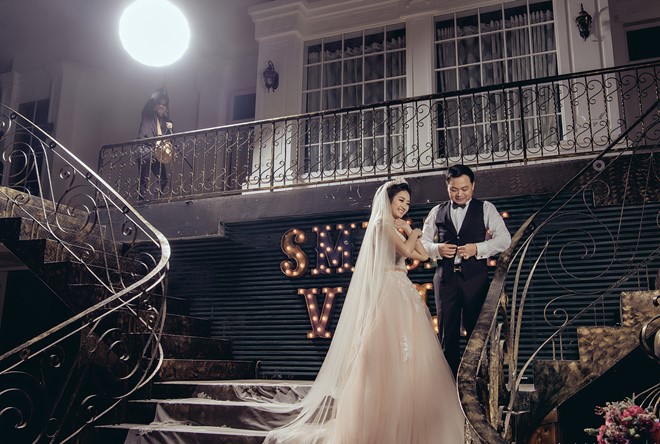 Trước ngày ăn hỏi, Thu Ngân và ông xã doanh nhân chia sẻ một số hình ảnh hậu trường trong buổi chụp hình cưới tại một studio ở Hà Nội. Bối cảnh được thiết kế theo phong cách cổ kính, sang trọng. 