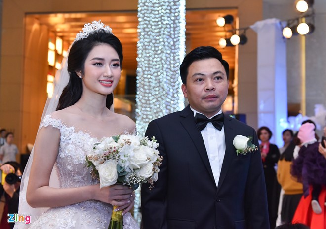 Sau lễ ăn hỏi và rước dâu hôm 9/1, vợ chồng người đẹp Thu Ngân tổ chức tiệc cưới tại một khách sạn sang trọng ở Hà Nội. Cô dâu rạng rỡ sánh bước bên chú rể. 