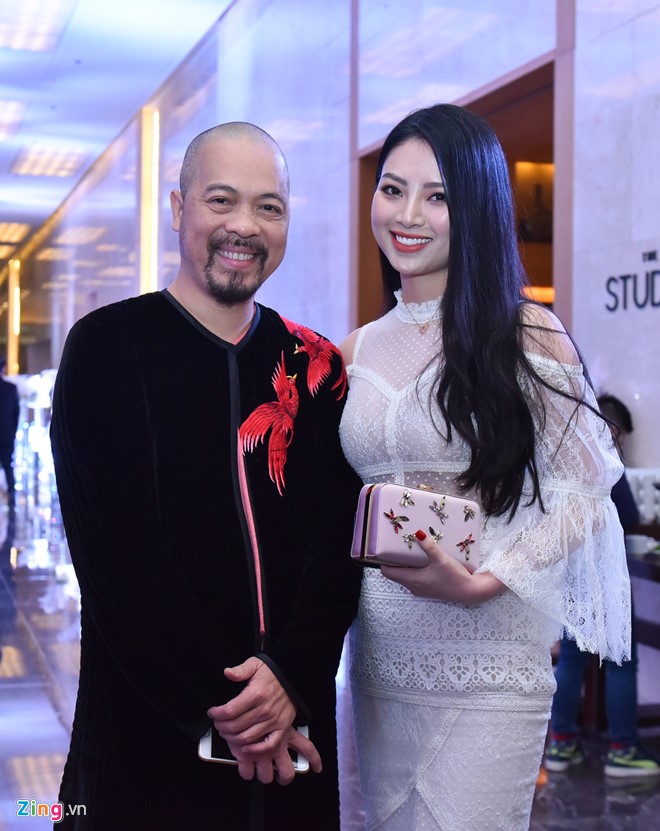 Nhà thiết kế Đức Hùng và Hoa hậu các dân tộc Việt Nam Ngọc Anh là hai trong số những khách mời có mặt sớm nhất.