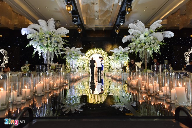 Không gian tiệc cưới được trang trí sang trọng, lộng lẫy với tông màu trắng xanh chủ đạo. 