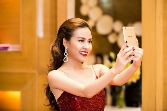 Hoàng Thùy Linh diện váy dây sexy chụp selfie