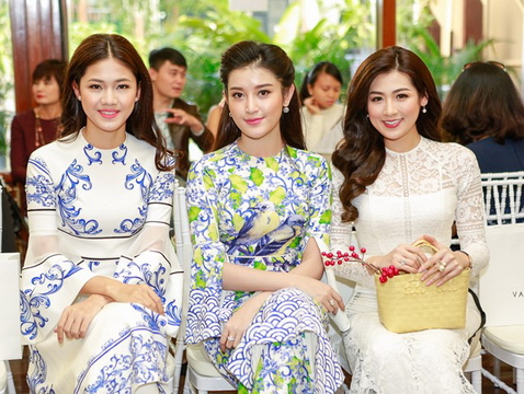 Dàn á hậu Việt mặc áo dài đi xem thời trang
