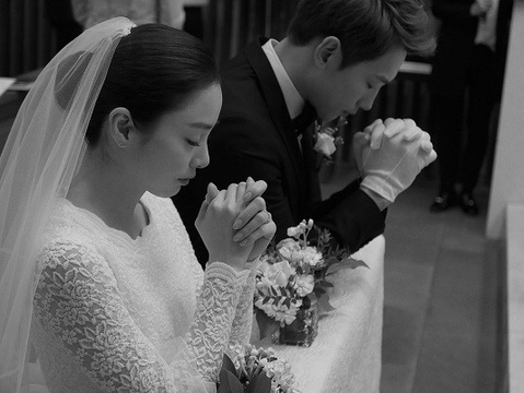 Ảnh hiếm hoi của Kim Tae Hee - Bi Rain trong lễ cưới
