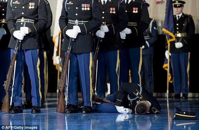 Người lính bất ngờ ngã quỵ xuống sàn khi Tổng thống Obama phát biểu. Ảnh: 