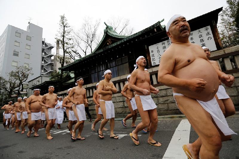 Đây là nghi lễ truyền thống của người Nhật mỗi dịp năm mới. Năm nay, có khoảng 100 người tham dự. Đa phần là các nam thanh niên và trung niên.