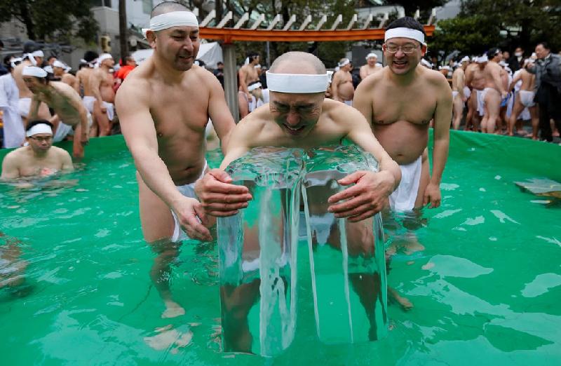 Những người đàn ông trầm mình trong bể nước lạnh. Để đảm bảo nhiệt độ của nước, họ ôm những khối đá lạnh quanh người. Mục đích của nghi thức này là nhằm thanh lọc tâm hồn và cầu chúc một năm mới hạnh phúc.