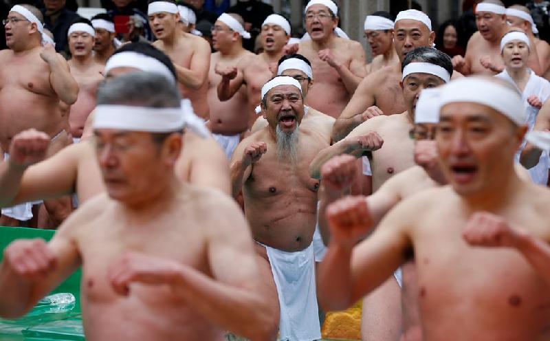 Tắm nước lạnh là nghi thức của đạo Shinto, tôn giáo truyền thống của người Nhật Bản. Đạo Shinto thờ khoảng 8 triệu vị thần, và điều đặc biệt là không bắt ép con người làm bất cứ điều gì, tất cả chỉ mang tính định hướng.