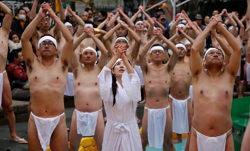 Sau khi tắm nước lạnh, những người tham gia thực hiện động tác cầu nguyện theo truyền thống.
