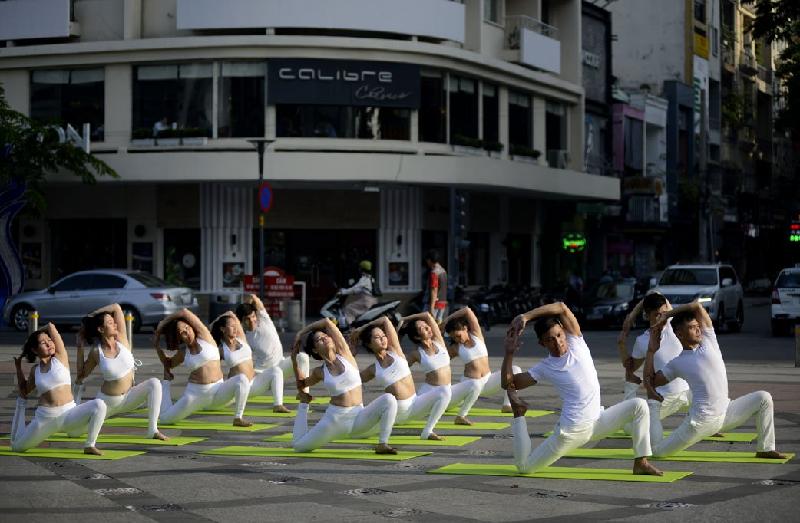 Mãn nhãn với các tư thế yoga 'đỉnh cao' trong nắng sớm Sài Gòn