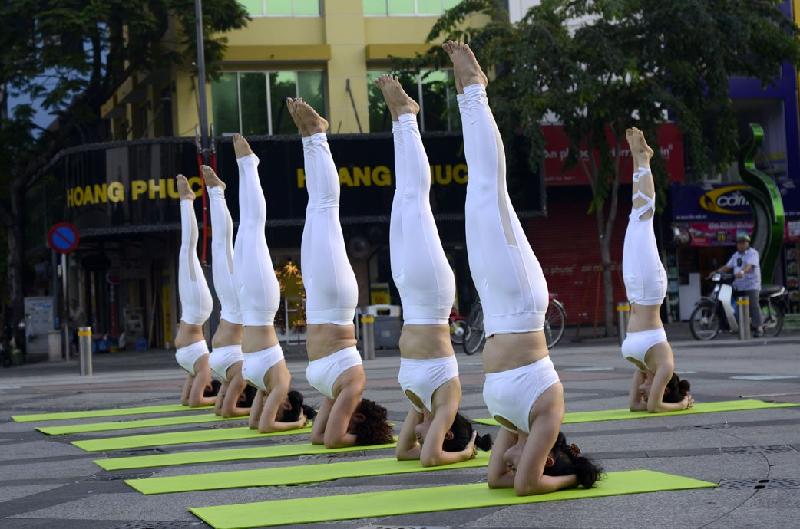 Mãn nhãn với các tư thế yoga 'đỉnh cao' trong nắng sớm Sài Gòn