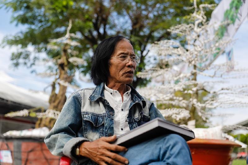 Ông Ba Hùng là người chơi cây kiểng lâu năm. Cặp khế cảnh này là một trong những món kiểng có giá đắt nhất trong vườn của ông Hùng tại Tây Ninh. Tuy nhiên, mức giá 12 tỷ phát đi năm nay được nhiều người đánh giá là quá cao.