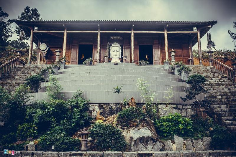 Nằm cách trung tâm Bảo Lộc khoảng 20 km, chùa Linh Quy Pháp Ấn nằm trên đỉnh đồi 45 thuộc huyện Lộc Thành (Lâm Đồng). Đường vào chùa rất gian nan với những con dốc cao ngất và bề rộng chỉ chừng 40 cm, luôn là thách thức thú vị với du khách thập phương.