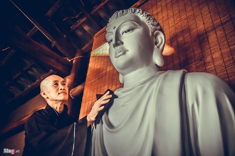 Trước khi đọc kinh thầy luôn lau bụi bẩn trên ngôi tượng Phật Thích Ca, biểu thị lòng thành kính.