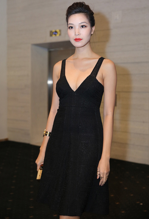Hoa hậu Thùy Dung cũng mắc lỗi trang điểm tương tự với gương mặt trắng bệch