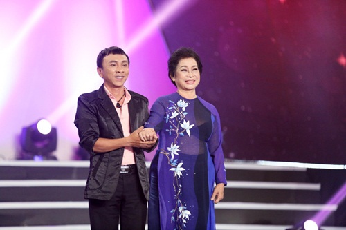Nghệ sĩ Dũng nhí và mẹ là nữ nghệ sĩ cải lương Phương Dung chọn ca khúc Tình Mẹ của nhạc sĩ Ngọc Sơn. Đây là cặp mẹ con nghệ sĩ lớn tuổi nhất trong chương trình.