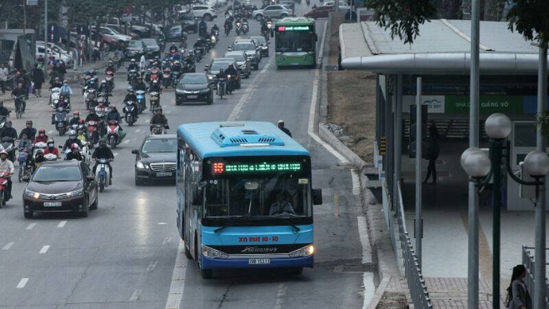 Xe buýt thường lấn vào đường ưu tiên cho buýt nhanh trên đường Giảng Võ: