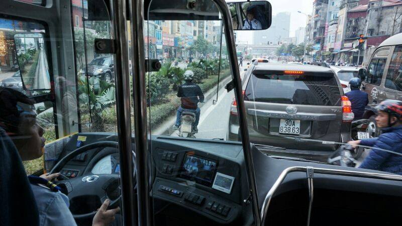 Giao thông trên các đường Lê Văn Lương, Khuất Duy Tiến, Tố Hữu luôn trong tình trạng đông đúc nên các phương tiện lấn làn BRT diễn ra khá phổ biến. Ảnh: Lê Anh Dũng