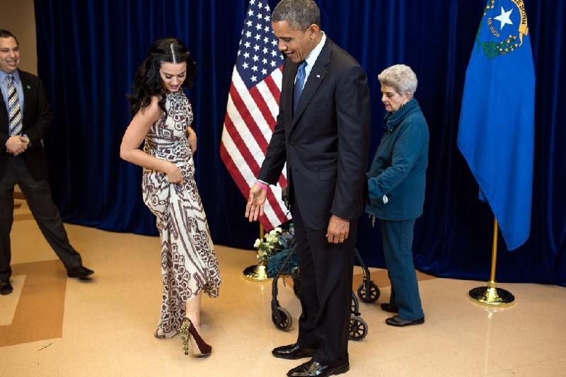 Trong chiến dịch tái tranh cử của Obama năm 2012, nữ ca sĩ Katy Perry đã dùng giọng ca quyền lực của mình để ủng hộ vị tổng thống da màu. Nữ ca sĩ 29 tuổi cho biết ông Obama đã nhiều lần gọi điện cho cô để cảm ơn vì sự ủng hộ nhiệt thành đó. Trong ảnh, Tổng thống Obama đang nhận xét về đôi giày nổi bật của Perry nhân dịp gặp gỡ ở Las Vegas hồi tháng 10/2012. Ảnh: 