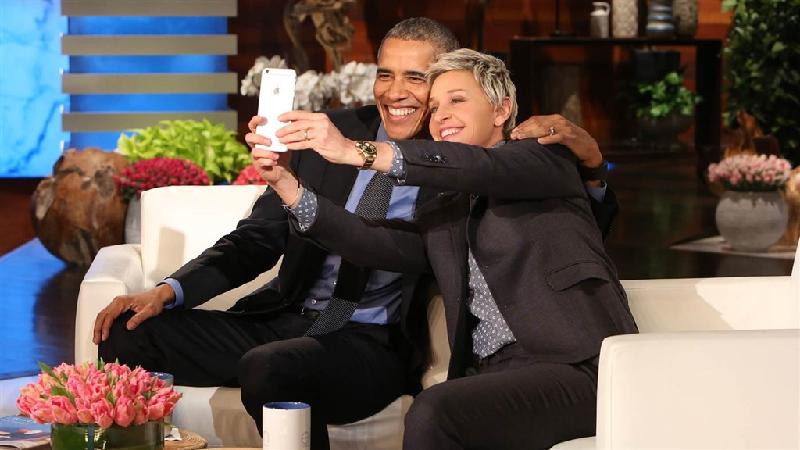 Trong số những người bạn nổi tiếng lâu năm của vợ chồng Tổng thống Obama, phải kể đến nữ MC Ellen DeGeneres. Hồi tháng 11 năm ngoái, Obama trao cho DeGeneres huân chương Tự do Tổng thống và bày tỏ niềm ngưỡng mộ với MC 58 tuổi. Ông nhấn mạnh DeGeneres 