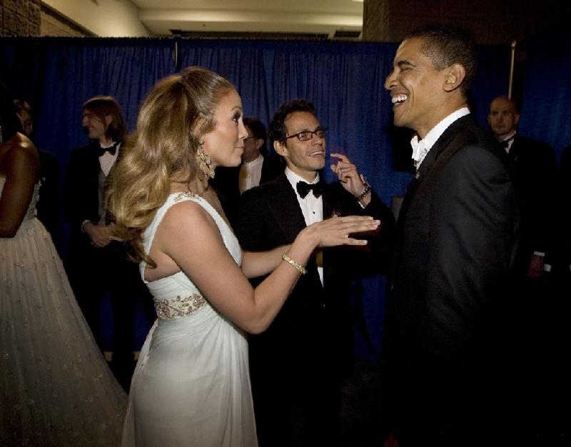 Danh ca nổi tiếng Jennifer Lopez là một trong những người bạn nổi tiếng của Tổng thống Obama. Lopez đã tích cực tham gia một số sự kiện trong chiến dịch tranh cử của ông. Bức ảnh chụp lại khoảnh khắc trò chuyện vui vẻ giữa hai người trong hậu trường buổi lễ nhậm chức của Obama ở Washington DC hồi tháng 1/2009. Ảnh: 