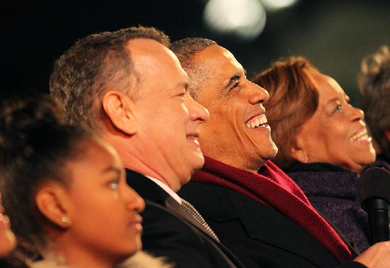Barack Obama và Tom Hanks cười tươi khi xem một chương trình tháng 12/2014. Nam diễn viên gạo cội Tom Hanks là người luôn thể hiện sự ủng hộ mạnh mẽ đối với vị tổng thống da màu từ nhiều năm qua. Ông từng đùa rằng sẽ chẳng sao nếu Obama tiếp tục làm tổng thống thêm một nhiệm kỳ nữa. 