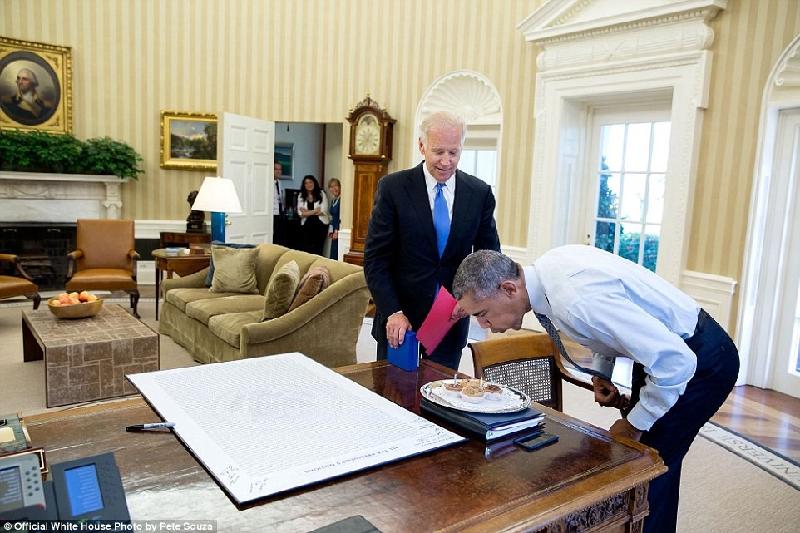 Tổng thống Obama cúi đầu thổi nến trên bánh cupcake, món quà sinh nhật bất ngờ mà Phó tổng thống Biden dành riêng cho ông vào ngày sinh nhật lần thứ 55 (4/8/2016). Ông Obama và Biden không chỉ có mối quan hệ tốt đẹp trong công việc, cả hai từ lâu được biết đến với tình bạn thân thiết, gắn bó. 