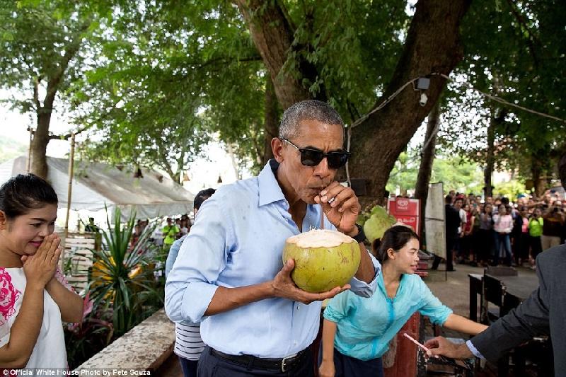 Với phong cách giản dị, tổng thống Mỹ đeo kính đen, bất ngờ ghé vào một quán nước ven đường và thoải mái tận hưởng trái dừa giải khát trong chuyến thăm chính thức Lào hồi tháng 9.