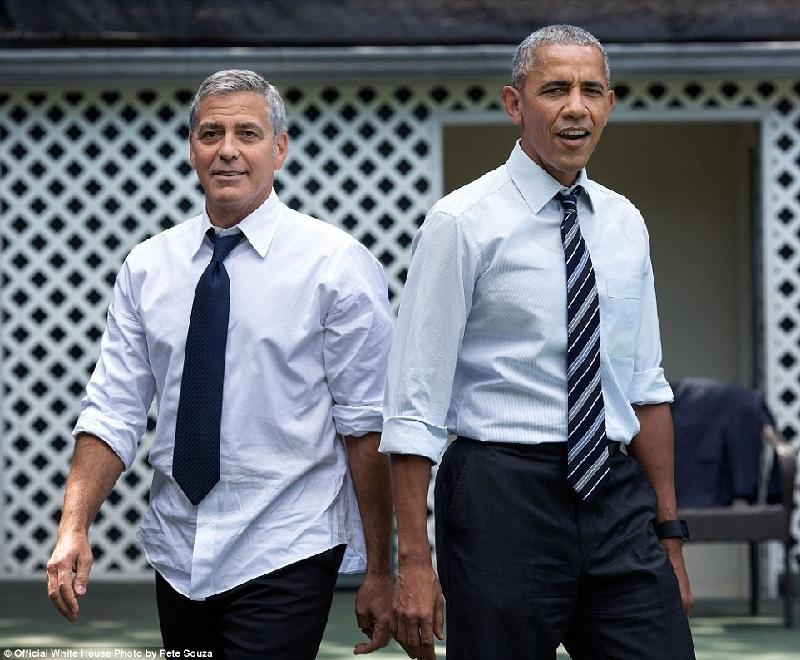 Tổng thống Mỹ xắn tay áo chơi bóng rổ với nam diễn viên nổi tiếng George Clooney ở Nhà Trắng ngày 12/9.