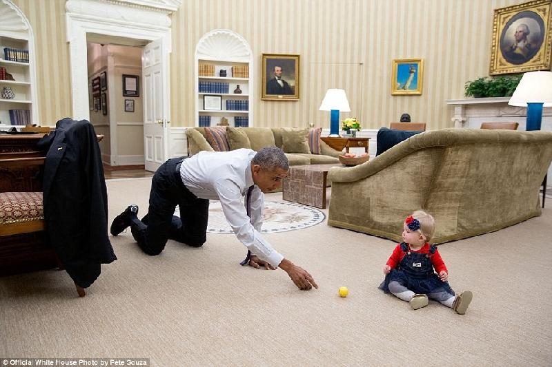Tổng thống thứ 45 của nước Mỹ luôn gây thiện cảm bởi sự ân cần với trẻ em khi không ngại ngần ngồi hoặc bò trên sàn nhà để chơi đùa cùng các bé. Nhiếp ảnh gia Souza cho biết ông Obama thường đề nghị các nhân viên mang theo con cái tới Nhà Trắng.